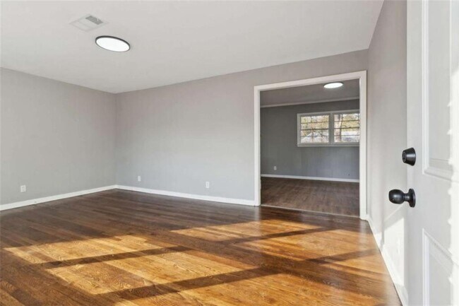 Building Photo - 269 Elks St