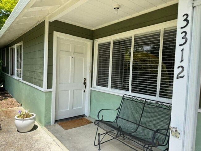 Foto del edificio - Charming single level 3 bedroom 2 bath Lafayette home now available for move in!