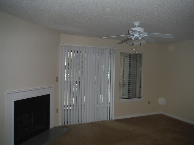 Foto del edificio - Nice 2nd FL Condo with Screened Balcony
