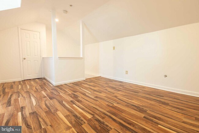 Building Photo - 403 Anglesey Terrace