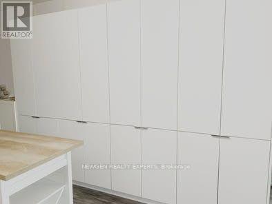 Building Photo - 10 Capreol Ct