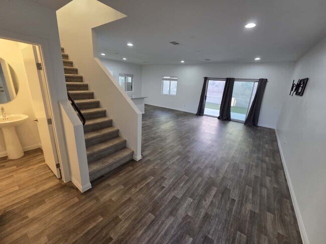 Foto del edificio - Modern 4-Bedroom Home with Solar Panels & ...