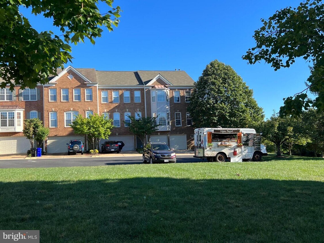 5258 Cozy Glen Ln, Alexandria, VA 22312 Townhome Rentals in