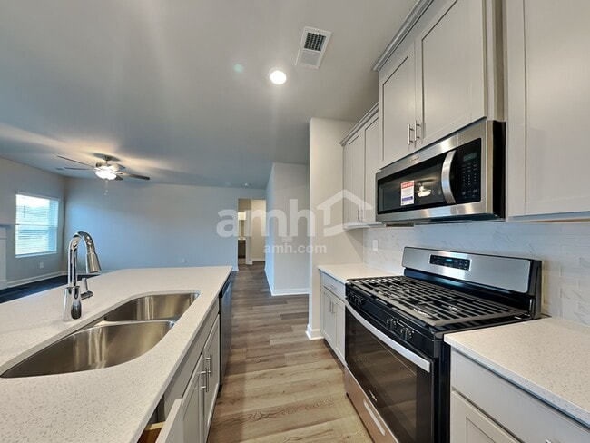 Foto del edificio - 230 Maxwell Dr