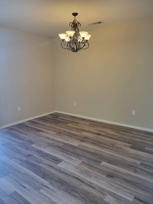 Building Photo - BEAUTIFUL SPACIOUS TOWNHOUSE IN GREAT LOCA...