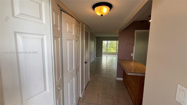 Foto del edificio - 8500 Sunrise Lakes Blvd