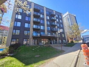 Building Photo - 3300 Boul Cavendish