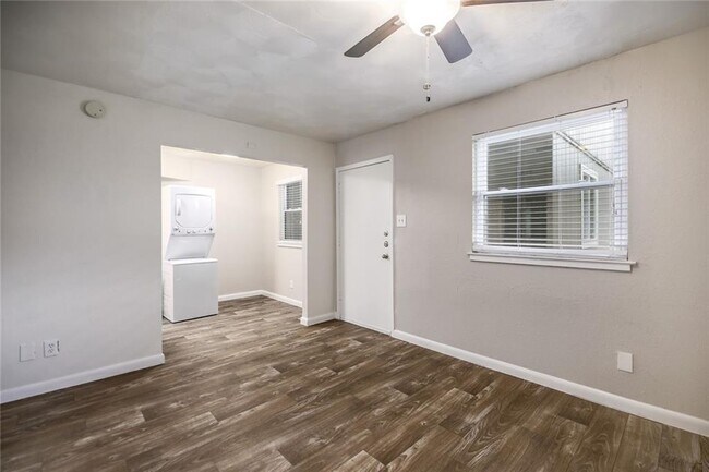 Foto del edificio - 2401 Manor Rd