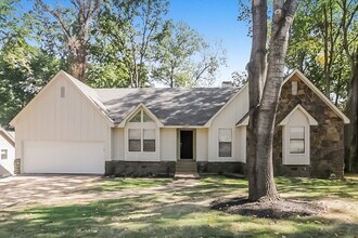 Building Photo - 2224 Burlingate Dr