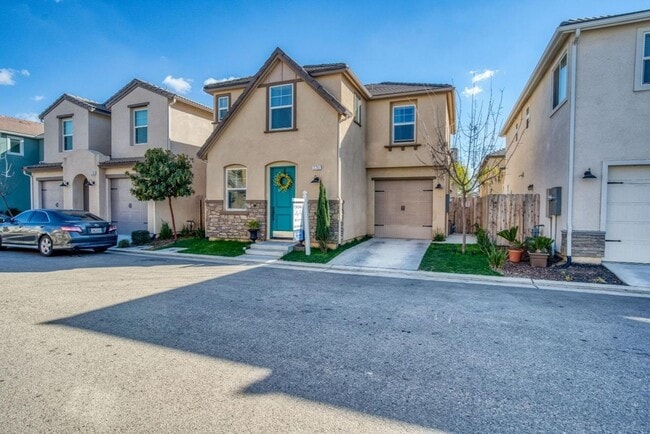 Building Photo - Beautiful 3/2.5 near Clovis East