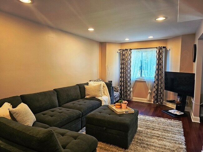 Building Photo - 7S442 Olympia Ct