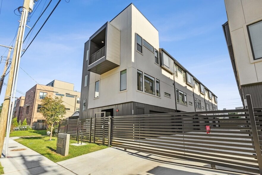 Photo - 2912 Hawthorne Avenue Unit 101
