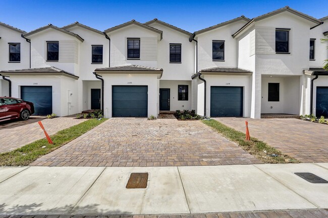 Building Photo - Beautiful 2-story townhome with 3 beds and...