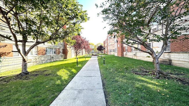 Foto del edificio - 2409 W Balmoral Ave