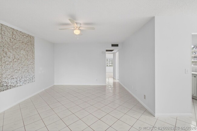 Building Photo - 360 Fanshaw I