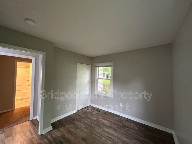 Building Photo - 1833 Drake Dr