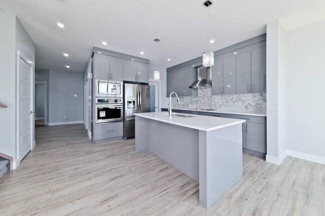 Photo du bâtiment - 613 Midtown Pl SW