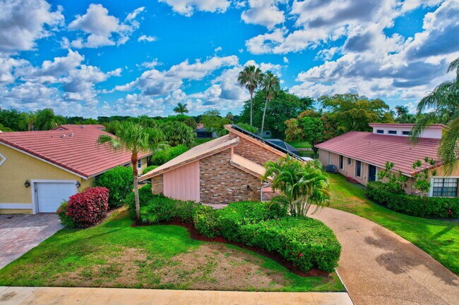 Building Photo - 10204 Camelback Ln