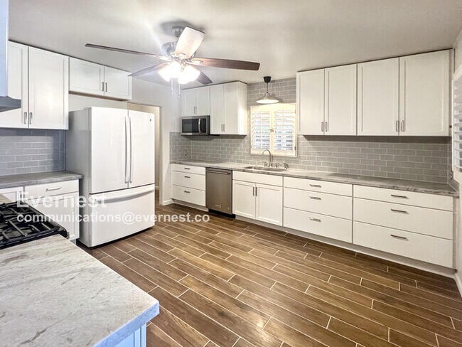 Building Photo - 801 W Earll Dr