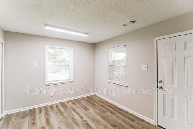 Building Photo - 3075 Normandy Dr