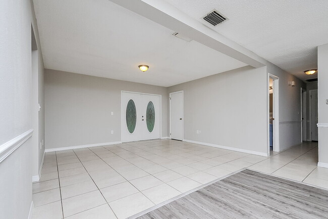 Building Photo - 3412 Groveview Dr