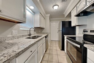 Building Photo - 5351 King Richard Dr