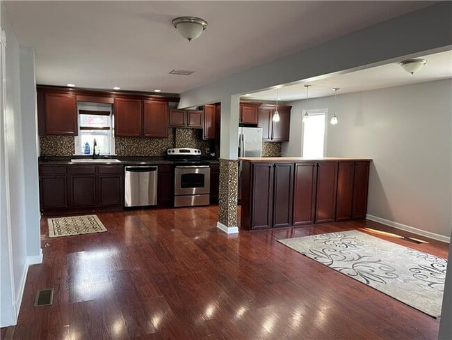 Building Photo - 709 Wood St