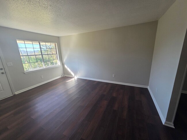 Foto del edificio - 645 Bandy Ln