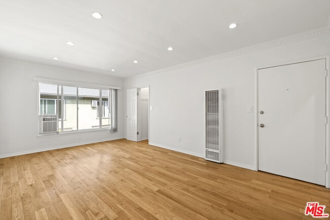 Foto del edificio - 1233 N Harper Ave