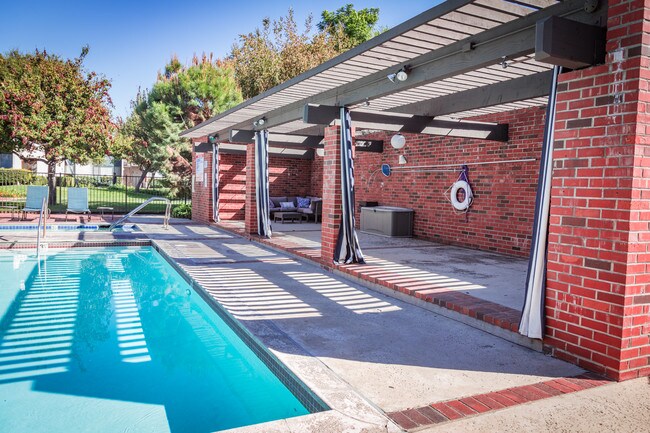 Piscina - Evria Claremont Apartments