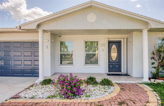 Foto del edificio - 551 Crystal Dr