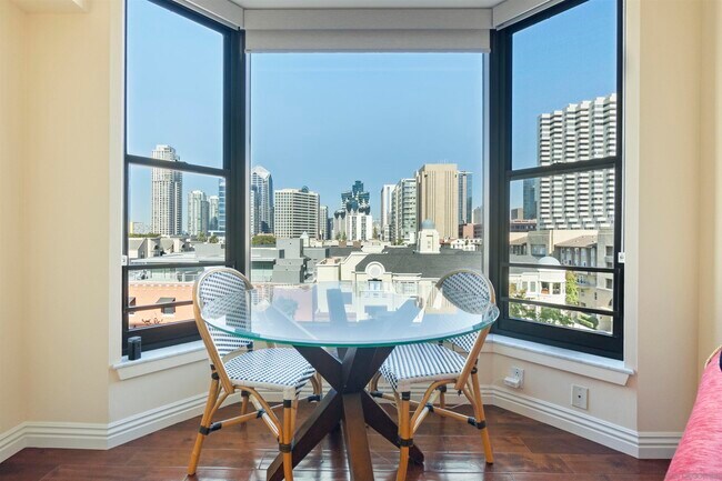 Foto del edificio - 500 W Harbor Dr