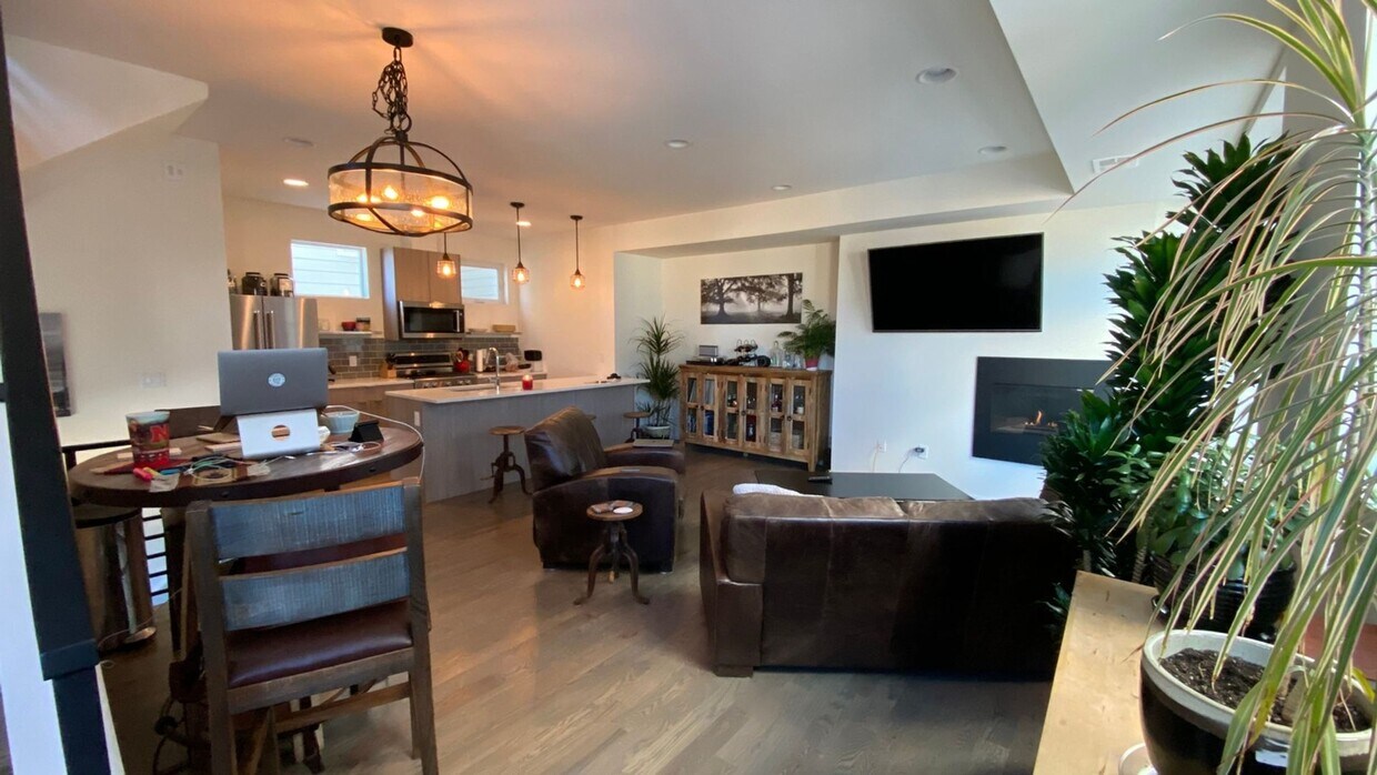Foto principal - Charming 2BR Townhome in Denver
