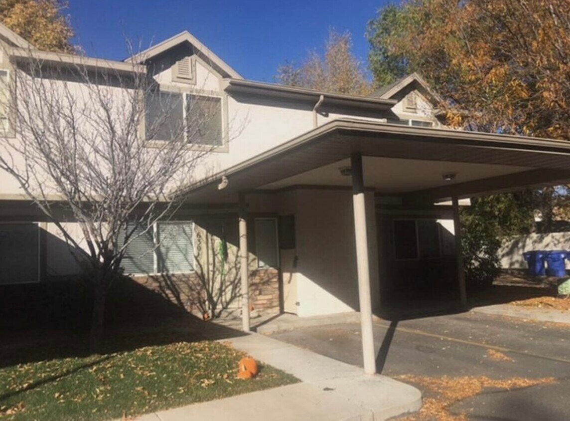 Foto principal - 630 W Allen Cove