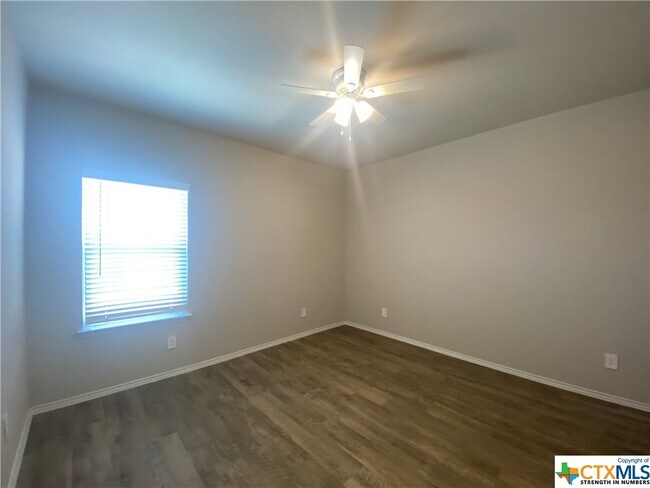 Building Photo - 621 Jennifer Cv
