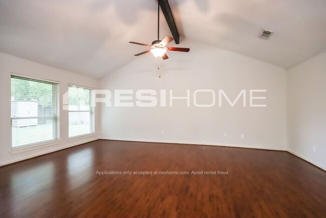 Building Photo - Welcome Home! Rent easily and live comfort...