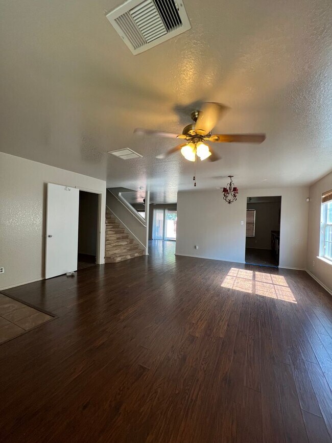 Building Photo - Large & Spacious 4 bedroom home