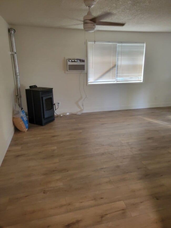 Building Photo - 3 bed/2 bath