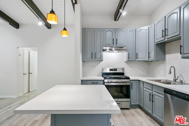 Building Photo - 2488 N Beachwood Dr