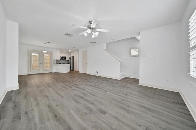 Building Photo - 5951 S Loop E