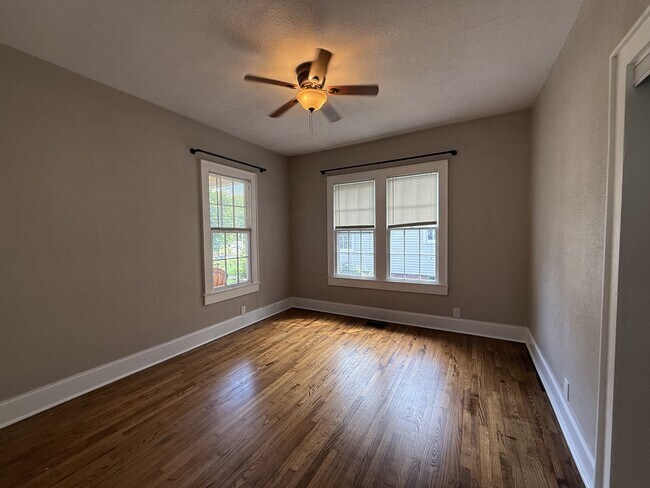 Foto del edificio - 2337 Woodbine Ave