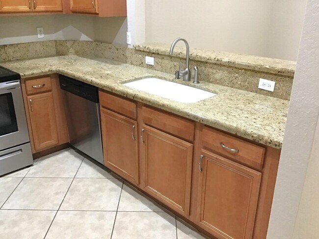 Building Photo - 5817 Hampton Hills Blvd Unit 2106