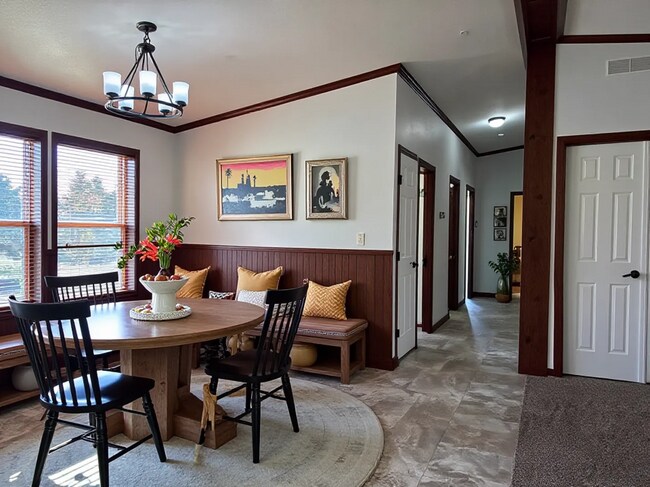 Building Photo - 2461 Sunset Dr