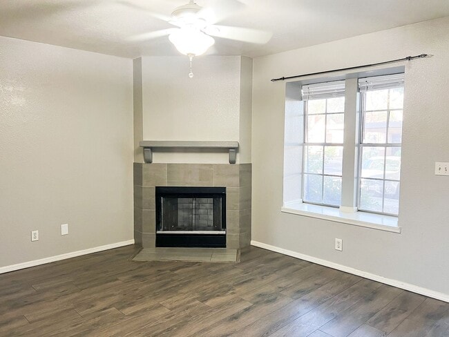Building Photo - MOVE IN SPECIAL! Updated 2 Bed/2.5 Bath To...