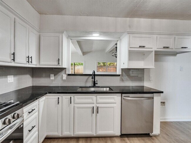 Foto del edificio - 5627 Southbrook Dr