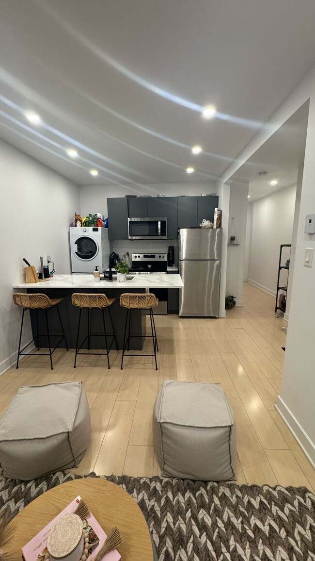 Building Photo - 6090 Rue Laurendeau