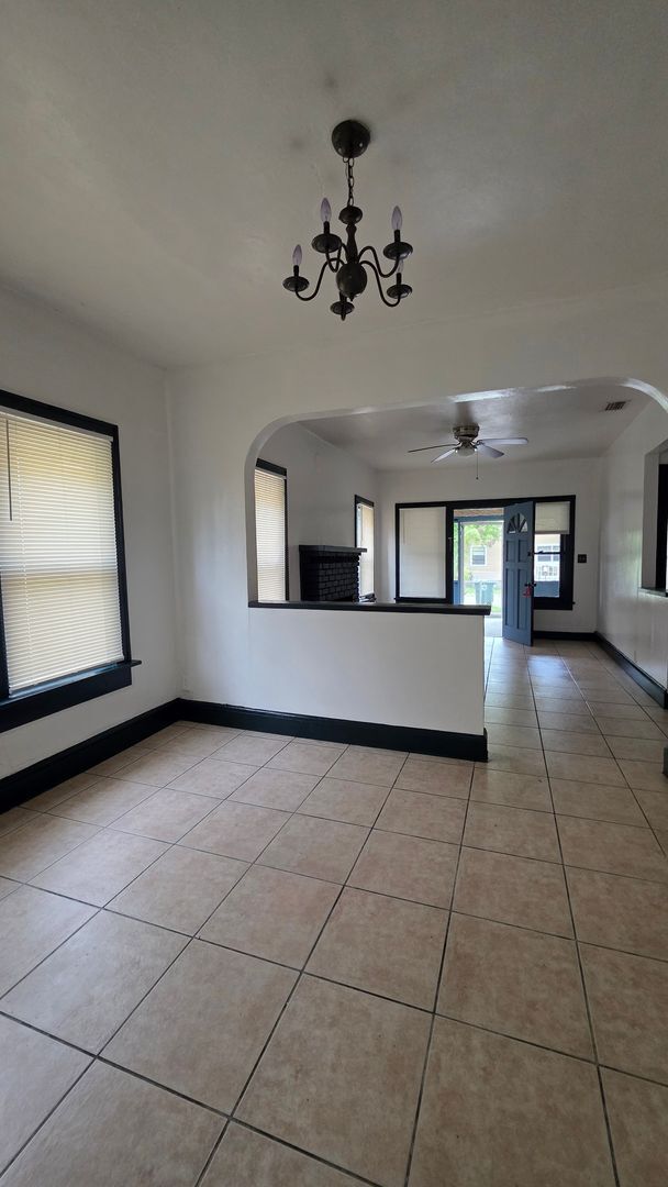Building Photo - 2 Bedroom 1 Bath Cottage