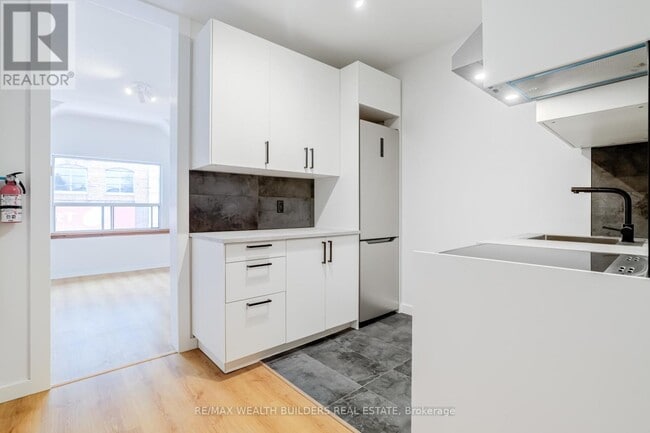 Photo du bâtiment - 2443 Dundas St W