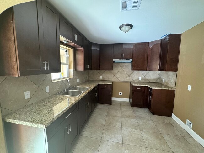 Foto del edificio - 702 Majorca Dr