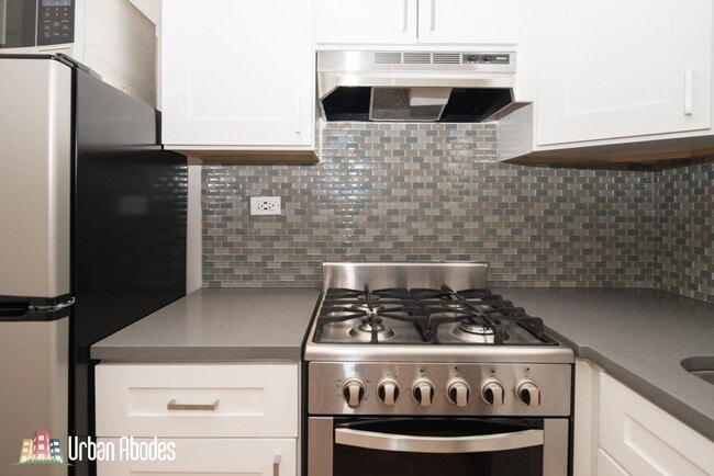 Building Photo - 535 W Belmont Ave